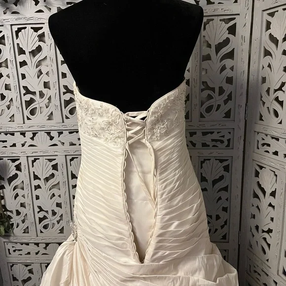 👰‍♀️HOST PICK👰‍♀️ WHITE SILKY SMOOTH WITH LACE & TRAIN WEDDING DRESS GOWN - Picture 11 of 16